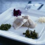 Kogt torsk med sennepssauce og garniture