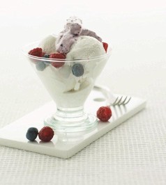 Vaniljeis med hindbær- og blåbærguf