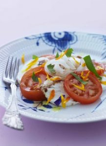Tomatsalat med mozzarellaost og blomster