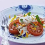 tomatsalat med mozzarellaost og blomster