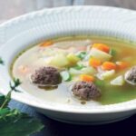 Klar suppe med grønsager og kødboller